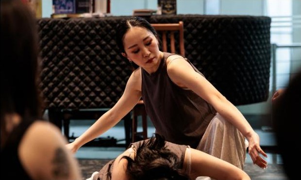 Jia Yan coaching dancers
