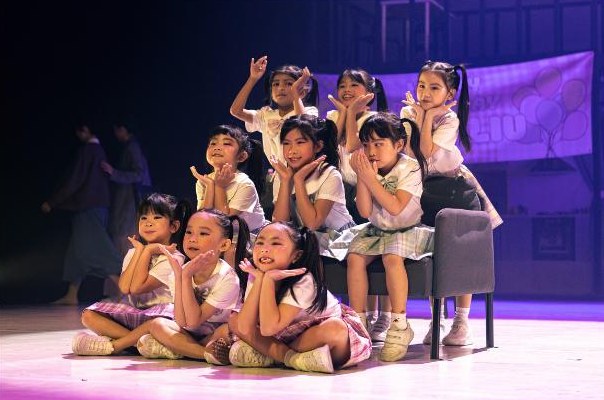 STEP Mini Crew on stage, photo 1